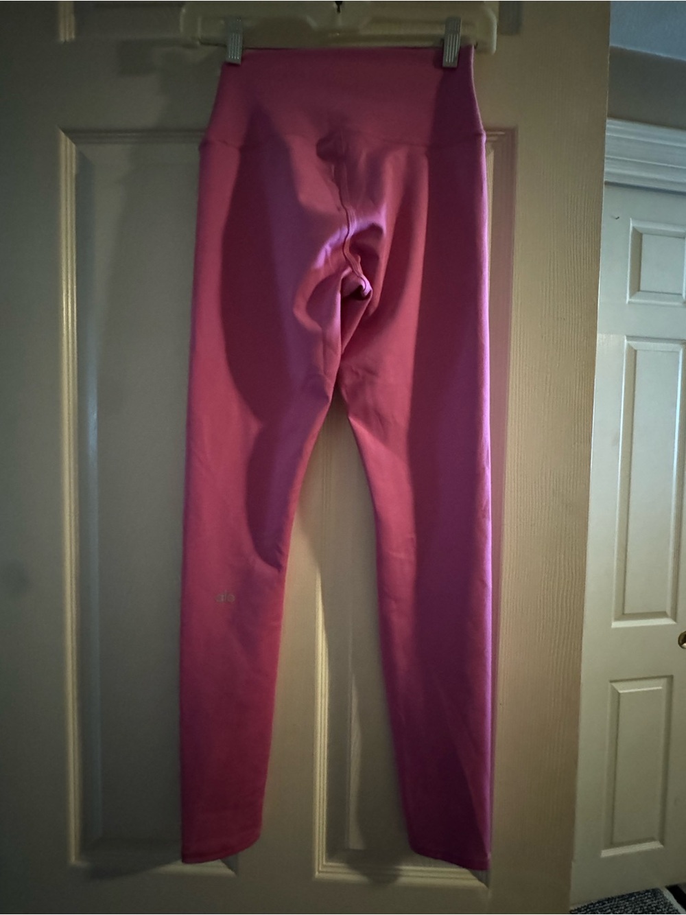 Alo Yoga- High-Waist Airlift Leggings in Hot Pink - Picture 3 of 8